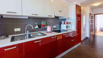 Private kitchen | Fridge, stovetop, espresso maker, cookware/dishes/utensils