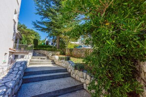 Courtyard - Apartments Robic (Crikvenica)