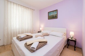 1 chambre, fer et planche à repasser, Wi-Fi gratuit, draps fournis