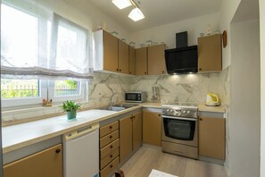 Hus | Eget kjøkken | Kjøleskap, mikrobølgeovn, ovn og kokeplater