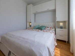 1 bedroom, bed sheets