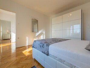 3 bedrooms, free WiFi, bed sheets