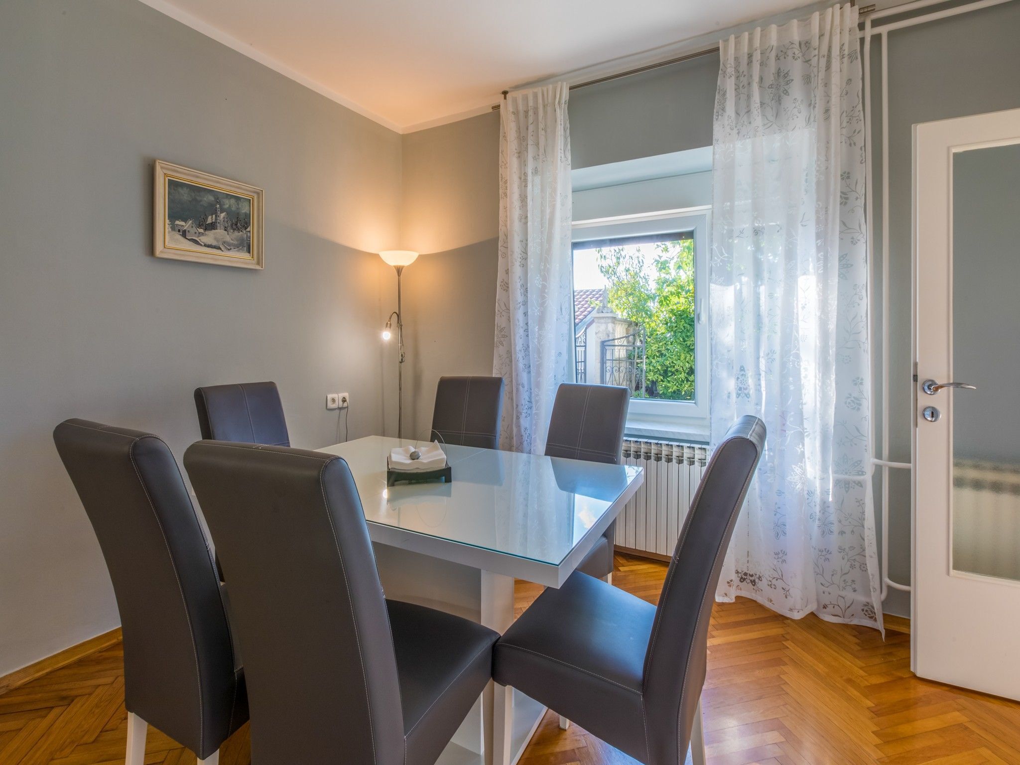 Eigene Küche | Kühlschrank, Mikrowelle, Ofen, Herdplatte