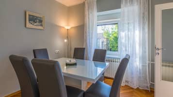 Eigene Küche | Kühlschrank, Mikrowelle, Ofen, Herdplatte