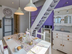 Cocina privada | Frigorífico, microondas, horno y placa de cocina