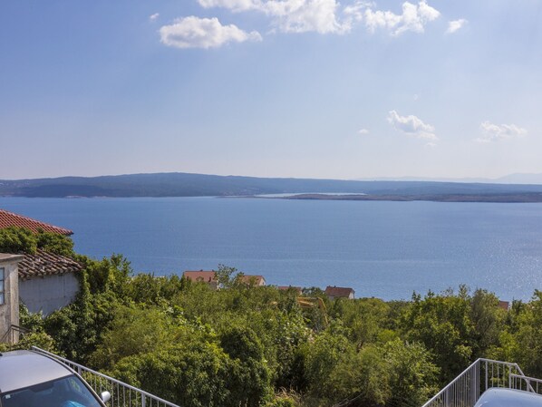 A coastal view with a clear sky, a body of water, and a distant landmass. - House Lana (Dramalj)