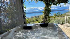 Un jacuzzi con vista a un lago y montañas.