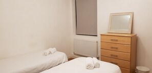 2 habitaciones, escritorio, tabla de planchar con plancha y wifi gratis