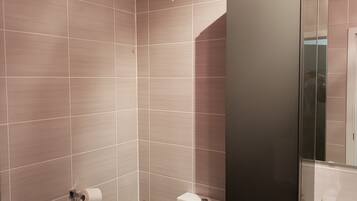 Two Bedroom Apartment | Bathroom | Combined shower/tub, free toiletries, hair dryer, towels