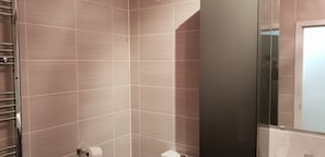 Two Bedroom Apartment | Bathroom | Combined shower/tub, free toiletries, hair dryer, towels