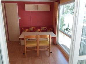 Maison mobile familiale (Loggia) | Repas dans la chambre