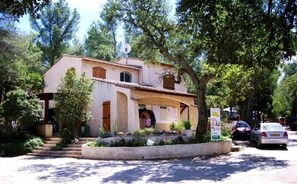 Interior entrance - Camping Les Bois de Mont Redon (La Crau)