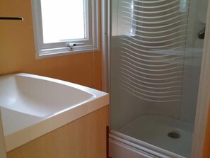 Mobile Home Familial (Loggia) | Salle de bain | Douche, serviettes fournies