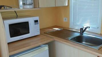 Mobile Home Familial (Loggia) | Coin cuisine privé | Réfrigérateur, micro-ondes, cafetière/bouilloire
