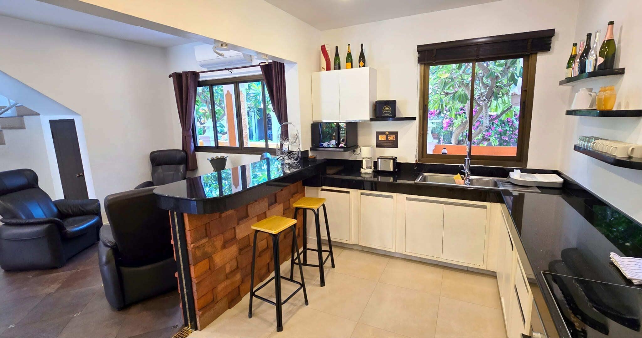 Vila superluxo | Cozinha privada | Geladeira grande, micro-ondas, cooktop, máquina de café expresso