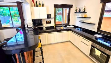 Lemari es besar, microwave, kompor, dan mesin espresso