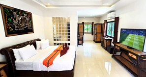 6 bedrooms, Egyptian cotton sheets, premium bedding, memory-foam beds