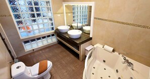 Luxury-Villa, eigener Pool | Badezimmer | Whirlpool, kostenlose Toilettenartikel, Handtücher, Seife