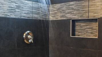Haartrockner, Handtücher, Toilettenpapier
