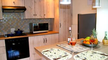 Refrigerador, microondas, horno y parrilla de estufa