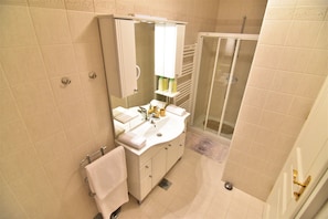 Shower, hair dryer, bidet, towels