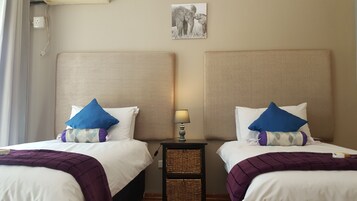 Ropa de cama de alta calidad, muebles diferentes y escritorio 