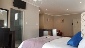 Kamar Double Comfort | Seprai premium, dilengkapi dengan perabotan berbeda-beda, dan meja kerja