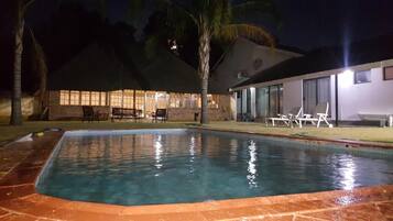 Kauden mukainen ulkouima-allas