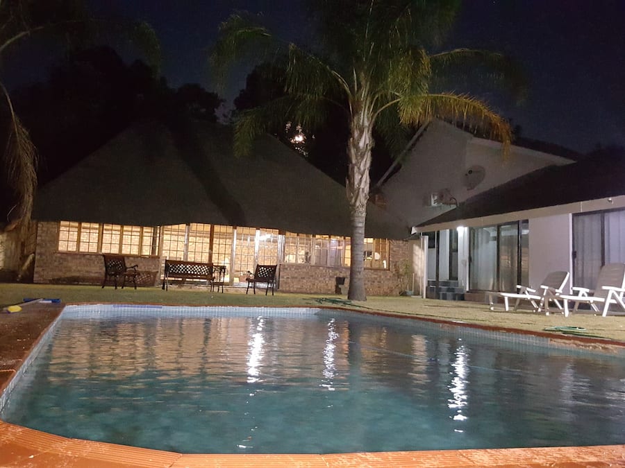 Een seizoensgebonden buitenzwembad