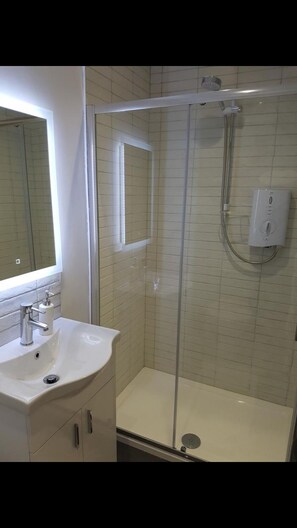 Cottage | Phòng tắm | Buồng tắm vòi sen, khăn tắm 