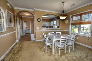 Dining - 421 The Havens - Barefoot Resort Rentals (North Myrtle Beach)