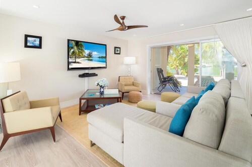 Seaside Dreams: Contemporary Oasis on Bio-Bay With Two Free Kayaks