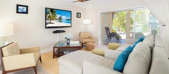 Seaside Dreams: Contemporary Oasis on Bio-Bay With Two Free Kayaks