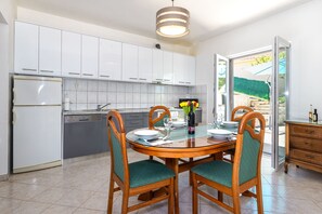 House | Private kitchen | Fridge, microwave, oven, stovetop - House MM (Ružic)