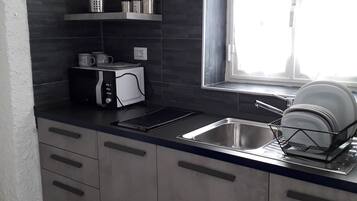 Frigorifero, microonde, piano cottura, macchina per tè/caffè