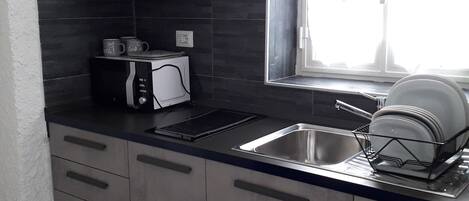 Kylskåp, mikrovågsugn, spishäll och kaffe- och tebryggare