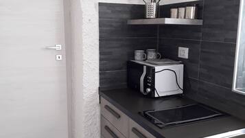 Fridge, microwave, stovetop, coffee/tea maker