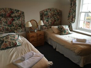 3 bedrooms, WiFi, bed sheets - Castle Peroch, quaint 19th century tower house. (Dunkeld)