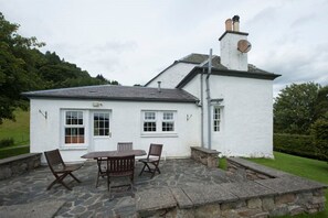 Outdoor dining - Castle Peroch, quaint 19th century tower house. (Dunkeld)