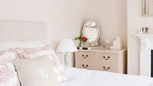 Luxe beddengoed, verduisterende gordijnen, een strijkplank/strijkijzer