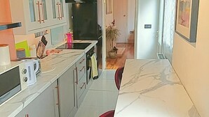 Een magnetron, een oven, een kookplaat, een vaatwasser
