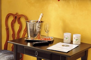 Standard Room | Hypo-allergenic bedding, memory-foam beds, in-room safe, desk - Domus Gallo B&B (Rome)