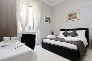 Deluxe Double Room | Hypo-allergenic bedding, memory-foam beds, in-room safe, desk - Domus Gallo B&B (Rome)