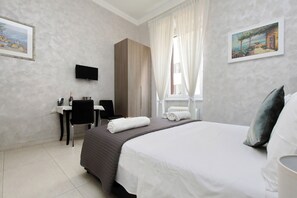 Deluxe Double Room | Hypo-allergenic bedding, memory-foam beds, in-room safe, desk - Domus Gallo B&B (Rome)