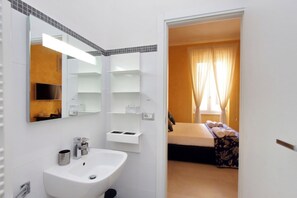 Standard Room | Bathroom | Shower, rainfall showerhead, free toiletries, hair dryer - Domus Gallo B&B (Rome)