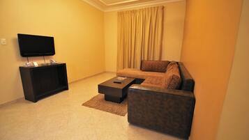 Apartment, 1 Schlafzimmer | Wohnzimmer | 40-Zoll-Flachbildfernseher mit Satellitenempfang, Fernseher