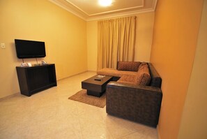 Apartment, 1 Schlafzimmer | Wohnzimmer | 40-Zoll-Flachbildfernseher mit Satellitenempfang, Fernseher