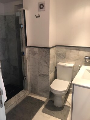 Dusche, Handtücher, Seife, Toilettenpapier
