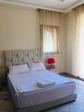 شقة - ٣ غرف نوم | 3 عدّة غرف نوم وواي فاي مجانًا وملاءات أسرّة