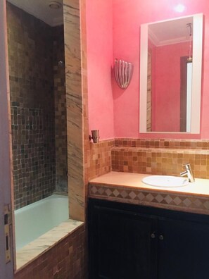 Apartment, 3 Bedrooms | Bathroom | Towels, soap, toilet paper - Appartement Palmeraie Pavillon 10 (Marrakech)